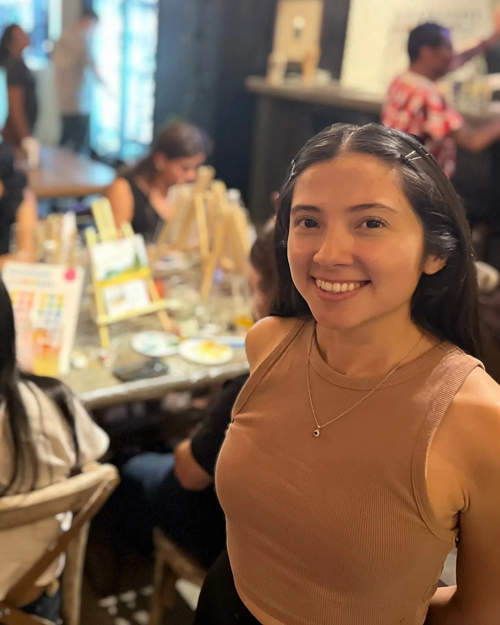 Elizabeth Martínez en uno de sus talleres